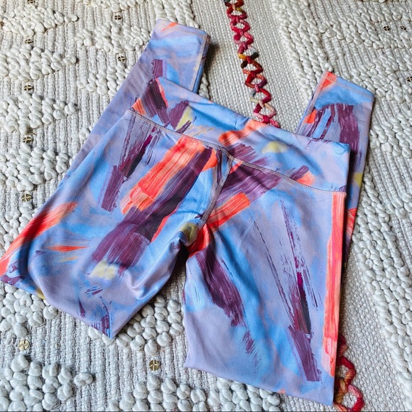 Alo Yoga Airbrush Legging in Modernist Multi - Picture 6 of 9